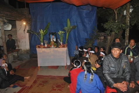 Di ảnh Huế đã được người thân lập sau khi nghe hung tin em tử nạn Di ảnh Huế đã được người thân lập sau khi nghe hung tin em tử nạn