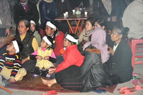 Nhiều người đau xót trước cái chết bất ngờ của cô sinh viên Trần Thị Huế Nhiều người đau xót trước cái chết bất ngờ của cô sinh viên Trần Thị Huế