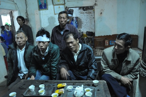 Nhiều anh em, hàng xóm láng giềng đã có mặt để chia sẻ mất mát với gia đình anh Độ khi đứa con gái đột ngột qua đời Nhiều anh em, hàng xóm láng giềng đã có mặt để chia sẻ mất mát với gia đình anh Độ khi đứa con gái đột ngột qua đời