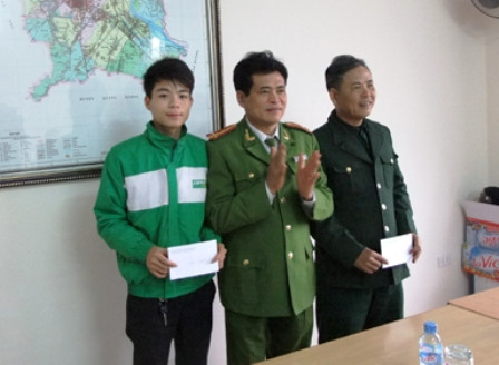 Đại tá Lê Văn Nghiêm (giữa) trao thưởng cho 2 quần chúng có thành tích trong việc đảm bảo an ninh trật tự trên địa bàn (ảnh Duy Tuyên) Đại tá Lê Văn Nghiêm (giữa) trao thưởng cho 2 quần chúng có thành tích trong việc đảm bảo an ninh trật tự trên địa bàn (ảnh Duy Tuyên)