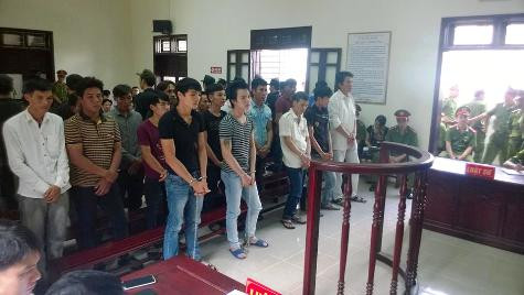 Các bị cáo đứng trước vành móng ngựa