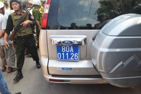 Tài xế lái xe biển xanh va chạm với người dân Tài xế lái xe biển xanh va chạm với người dân