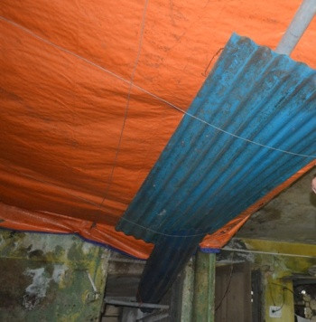 Để tránh nước mưa thấm xuống dưới, nhiều hộ gia đình đã nghĩ ra &quot;sáng kiến&quot; căng bạt lên trần nhà