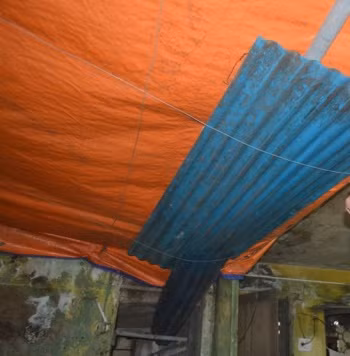 Để tránh nước mưa thấm xuống dưới, nhiều hộ gia đình đã nghĩ ra "sáng kiến" căng bạt lên trần nhà
