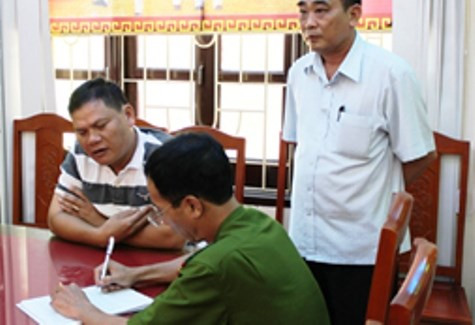 Cơ quan chức năng làm việc với cán bộ kiểm lâm (người mặc áo trắng) trong vụ 1/8 vừa qua