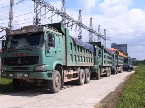 Đoàn xe chở quá tải bị lập biên bản xử lý tại Thanh tra giao thông Thanh Hóa Đoàn xe chở quá tải bị lập biên bản xử lý tại Thanh tra giao thông Thanh Hóa