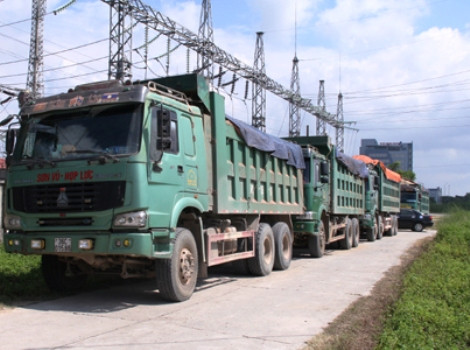 Đoàn xe chở quá tải bị lập biên bản xử lý tại Thanh tra giao thông Thanh Hóa Đoàn xe chở quá tải bị lập biên bản xử lý tại Thanh tra giao thông Thanh Hóa