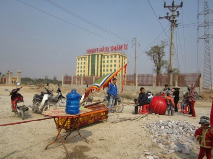 Người dân đặt quan tài tại cổng nhà máy xi măng Xuân Thành để phản đối đơn vị này gây ô nhiễm môi trường nghiêm trọng