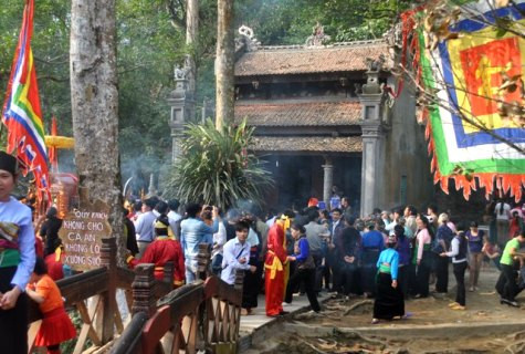 Hàng nghìn du khách có mặt tại lễ hội Khai hạ suối cá tần vào sáng ngày 7.2 Hàng nghìn du khách có mặt tại lễ hội Khai hạ suối cá tần vào sáng ngày 7.2