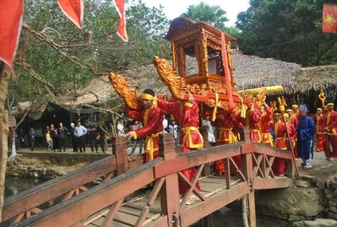 Người dân dùng kiệu long đình để rước cá thần, tôn thêm phần trang trọng cho nghi thức buổi lễ Người dân dùng kiệu long đình để rước cá thần, tôn thêm phần trang trọng cho nghi thức buổi lễ