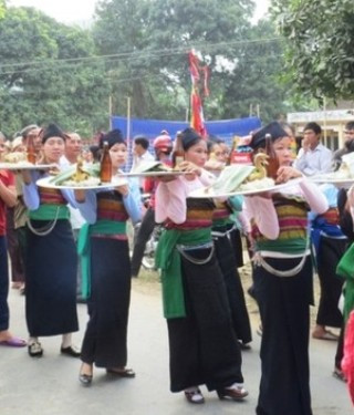 Nhiều đồ thờ cúng được người dân chuẩn bị sẵn để chuẩn bị cho lễ Khai hạ Nhiều đồ thờ cúng được người dân chuẩn bị sẵn để chuẩn bị cho lễ Khai hạ