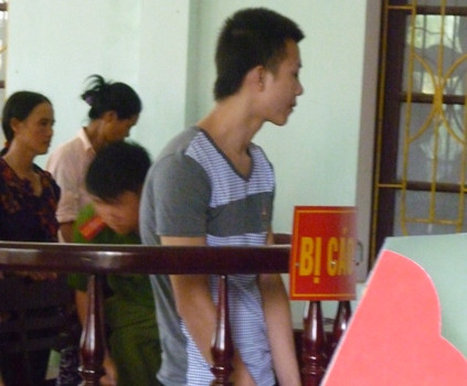 Bị cáo Lê Khả Linh đứng trước vành móng ngựa Bị cáo Lê Khả Linh đứng trước vành móng ngựa