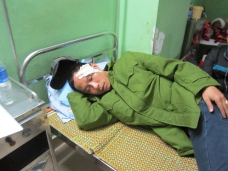 Ông Thọ được đưa đến bệnh viện chữa trị với nhiều vết thương trên cơ thể