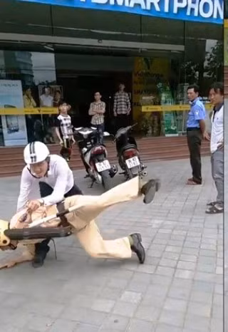 Vị CSGT úp mặt xuống đất khi bị nam thanh niên hành hung Vị CSGT úp mặt xuống đất khi bị nam thanh niên hành hung