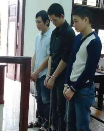 Các đối tượng phạm tội đứng trước vành mong ngựa