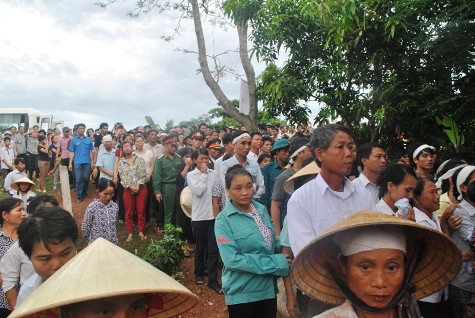 Hàng nghìn người dân địa phương đã có mặt để đưa anh về với đất mẹ Hàng nghìn người dân địa phương đã có mặt để đưa anh về với đất mẹ