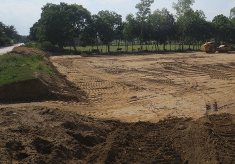 Tuyến đê Trung ương cấp II bị "xẻ thịt" để làm chợ Tuyến đê Trung ương cấp II bị "xẻ thịt" để làm chợ