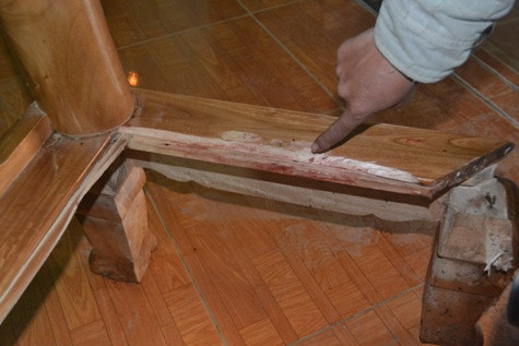 Chiếc ghế vẫn còn dính vết máu của nạn nhân sau vụ nổ kinh hoàng