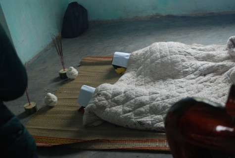 Cháu Tâm và Dũng chuẩn bị được người nhà khâm liệm Cháu Tâm và Dũng chuẩn bị được người nhà khâm liệm