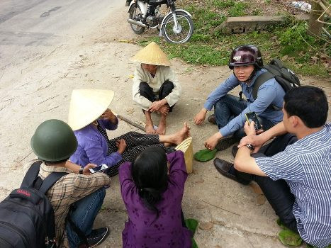 Hàng chục hộ dân có mặt trước cổng công ty Tuấn Đạt để phản đối công ty "cướp" đất của họ