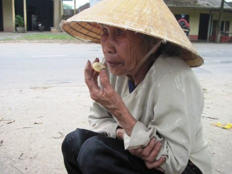 Người dân mang lương khô, bánh mỳ lót dạ, cố thủ trước cổng công ty Tuấn Đạt