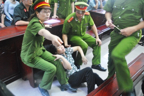 Một bị cáo ngất tại tòa sau khi bị tuyên án Một bị cáo ngất tại tòa sau khi bị tuyên án