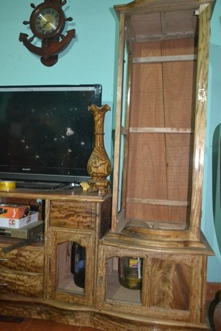 Vụ nổ đã khiến chiếc tủ bị vỡ phần cánh