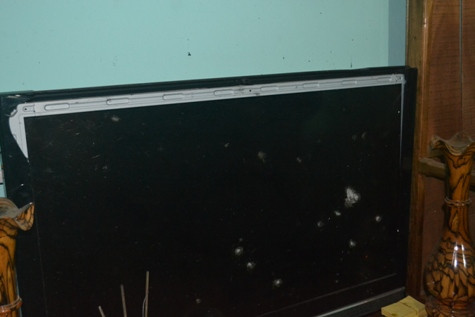 Chiếc ti vi màn hình tinh thể long đã bị hư hỏng sau vụ nổ