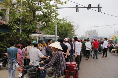 Rất đông người dân có mặt tại hiện trường chứng kiến vụ việc Rất đông người dân có mặt tại hiện trường chứng kiến vụ việc