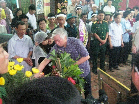 Dòng người thắp nén nhang cầu mong anh an nghỉ yên lành nơi chín suối Dòng người thắp nén nhang cầu mong anh an nghỉ yên lành nơi chín suối