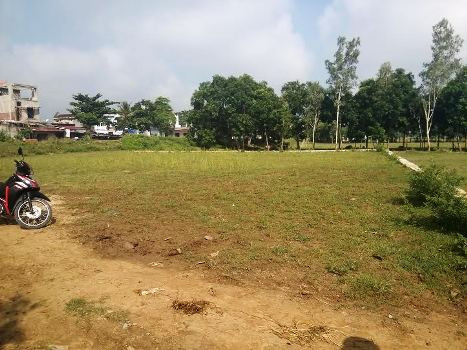 Các hạng mục tường bao, đất san nền tại chợ Yên Phong vi phạm luật đê điều vẫn chưa được tháo dỡ (ảnh chụp ngày 31/7/2014) Các hạng mục tường bao, đất san nền tại chợ Yên Phong vi phạm luật đê điều vẫn chưa được tháo dỡ (ảnh chụp ngày 31/7/2014)