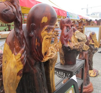 Nhiều đồ hàng thủ công mỹ nghệ cũng được trưng bày tại hội chợ