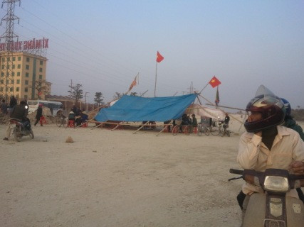 Người dân căng lều bạt tại cổng nhà máy xi măng Xuân Thành để phản đối đơn vị này gây ô nhiễm môi trường nghiêm trọng Người dân căng lều bạt tại cổng nhà máy xi măng Xuân Thành để phản đối đơn vị này gây ô nhiễm môi trường nghiêm trọng