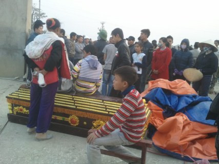 Thậm chí nhiều người dân còn mang quan tài đến trước cổng nhà máy để " dọa nạt" Thậm chí nhiều người dân còn mang quan tài đến trước cổng nhà máy để " dọa nạt"