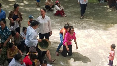 Người nhà bị cáo khóc than, xin tòa giảm án cho bị cáo