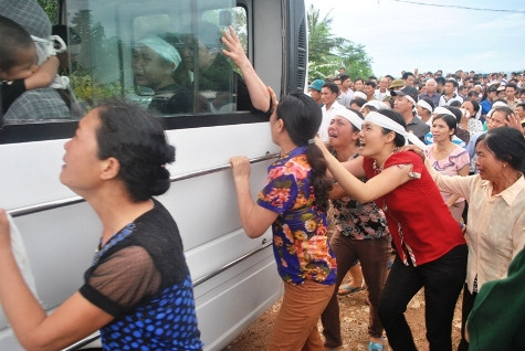 Hàng trăm người đã bật khóc khi chứng kiến chiếc xe chở linh cữu Thượng úy Năm Hàng trăm người đã bật khóc khi chứng kiến chiếc xe chở linh cữu Thượng úy Năm