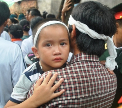 Người thân trong gia đình vô cùng đau đớn trước sự ra đi của Thượng úy Đỗ Văn Năm Người thân trong gia đình vô cùng đau đớn trước sự ra đi của Thượng úy Đỗ Văn Năm