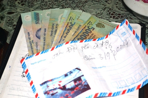 Một cán bộ tên Oanh công tác tại Công an TP,Thanh Hóa đã đưa cho gia đình ông Toàn 5 triệu đồng tiền thuốc men. Một cán bộ tên Oanh công tác tại Công an TP,Thanh Hóa đã đưa cho gia đình ông Toàn 5 triệu đồng tiền thuốc men.