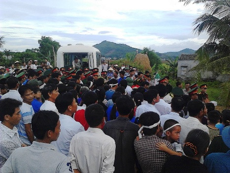 Dòng người mỗi lúc một đông hơn Dòng người mỗi lúc một đông hơn