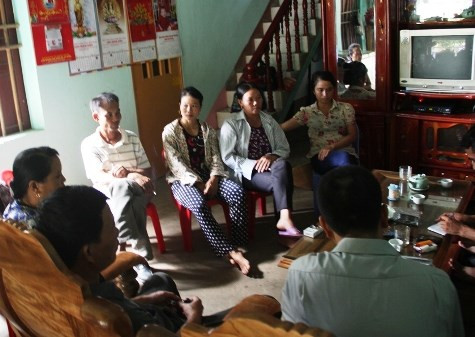 Trước đó, nhiều phụ huynh tỏ ra hoang mang lo lắng trước việc con, em mình bị vật nhọn nghi có HIV đâm vào người Trước đó, nhiều phụ huynh tỏ ra hoang mang lo lắng trước việc con, em mình bị vật nhọn nghi có HIV đâm vào người