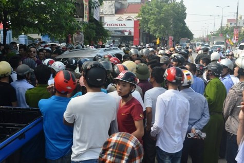 Hàng trăm người dân có mặt tại hiện trường để chứng kiến sự việc Hàng trăm người dân có mặt tại hiện trường để chứng kiến sự việc