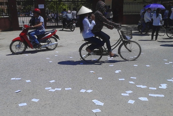 ...phao thi được quăng tung tóe trước cổng trường