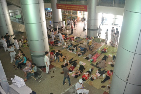 Hành lang tại bệnh viện Đa khoa Hợp lực đã chật kín bệnh nhân Hành lang tại bệnh viện Đa khoa Hợp lực đã chật kín bệnh nhân