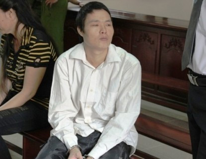 bị cáo Hùng tại phiên tòa sáng 7/5 bị cáo Hùng tại phiên tòa sáng 7/5