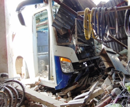 Đầu của chiếc xe khách chui thẳng vào nhà dân