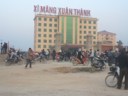 Trong giá rét, hàng trăm người dân tụ tập nhiều ngày trước cổng nhà máy xi măng để biểu tình Trong giá rét, hàng trăm người dân tụ tập nhiều ngày trước cổng nhà máy xi măng để biểu tình