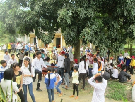 Cho rằng Công an giữ người vô cớ, nhiều người dân xã Yên Lạc đã kéo lên trụ sở xã này để " đòi người"