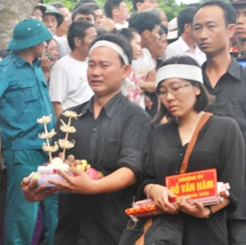 Người thân trong gia đình đưa Thượng úy Đỗ Văn Năm trở về quê hương Người thân trong gia đình đưa Thượng úy Đỗ Văn Năm trở về quê hương