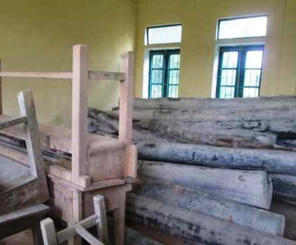 Phòng học tại điểm trường tiểu học làng Gió biến thành kho tập kết Phòng học tại điểm trường tiểu học làng Gió biến thành kho tập kết