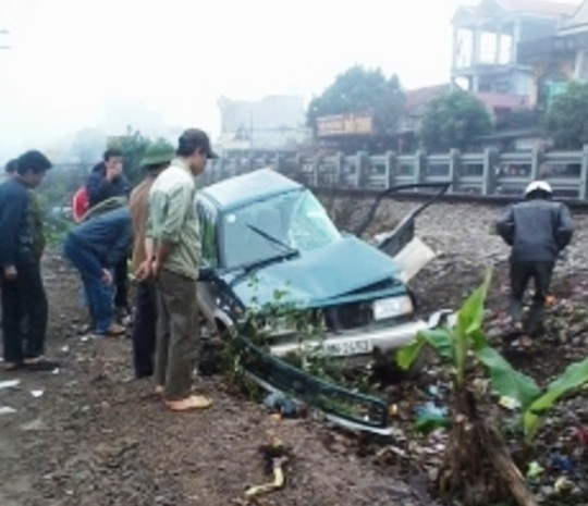 Chiếc ô tô chở Giám đốc ngân chính sách bị tàu hỏa hất văng ra xa.